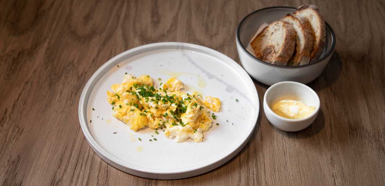 Scrambled eggs 3pcs, chive, butter (VEGETARIAN)
