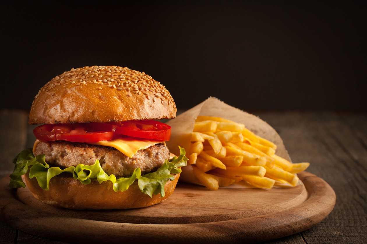Burgeris su gruzdintomis bulvytėmis