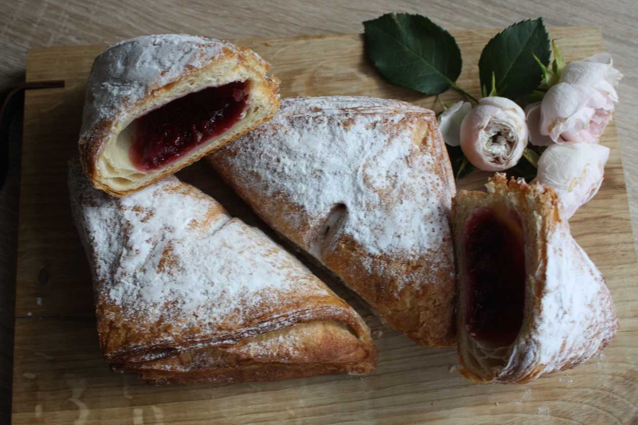 Sluoksniuotos tešlos saldžios bandelė su vyšniomis