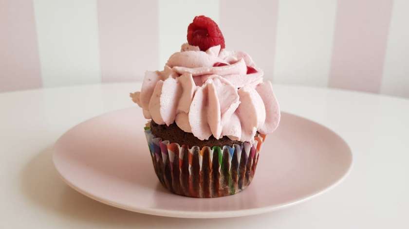 Malina - biela čokoláda kapkejk