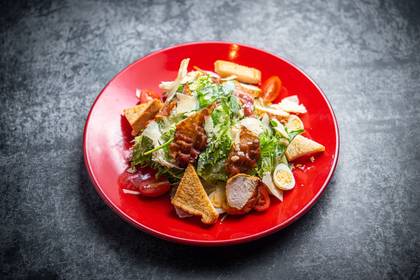 Caesar salat kana- ja peekoniga
