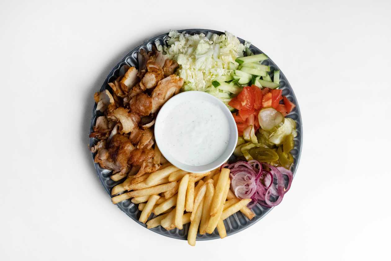 Kebabas lėkštėje su bulvytėmis