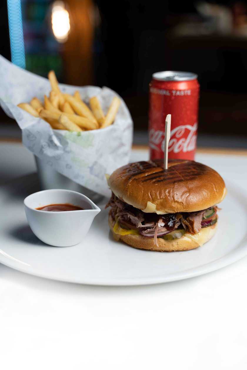 Burgeris + bulvytės + gėrimas