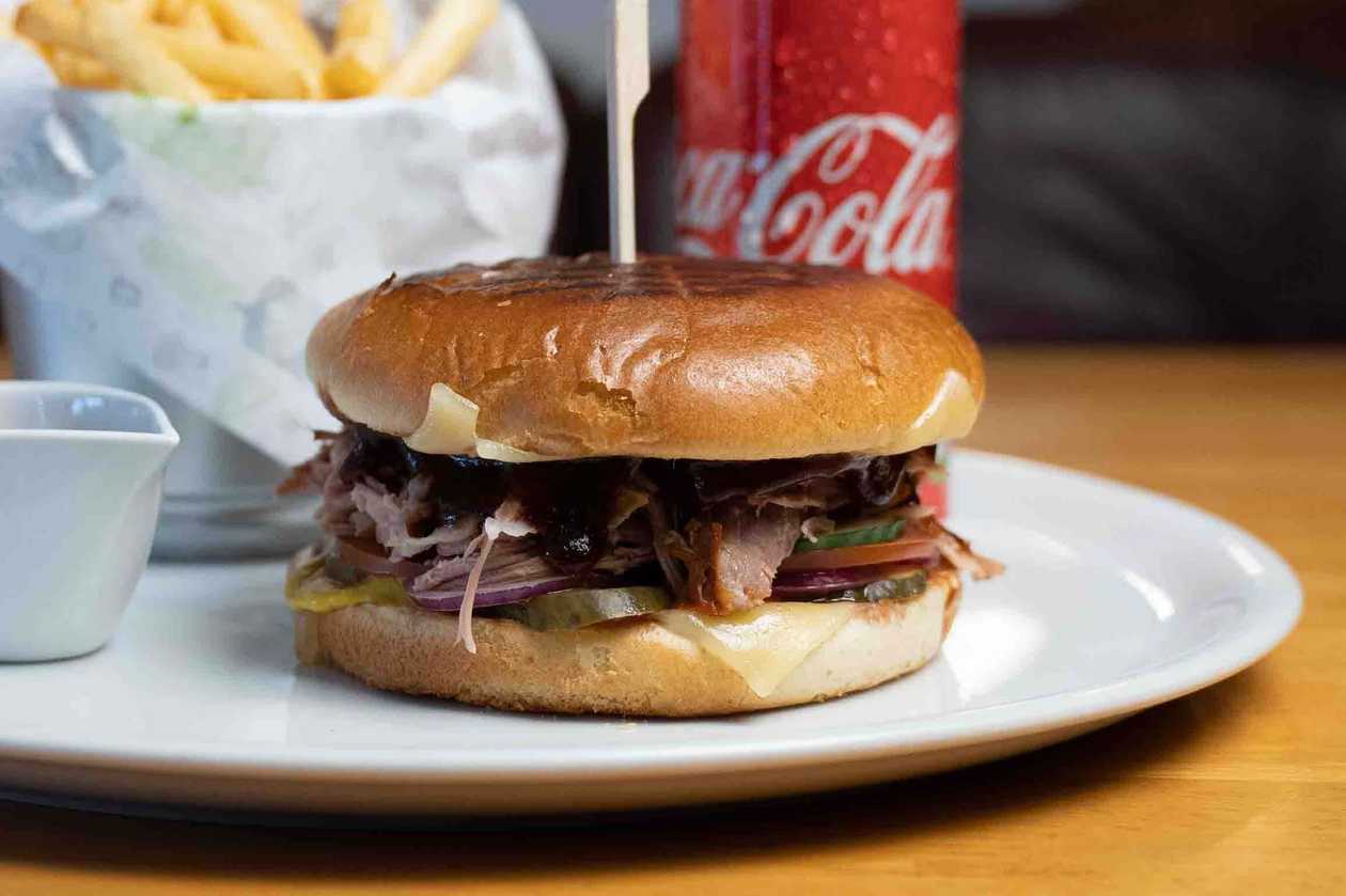 Burgeris su plėšyta kiauliena