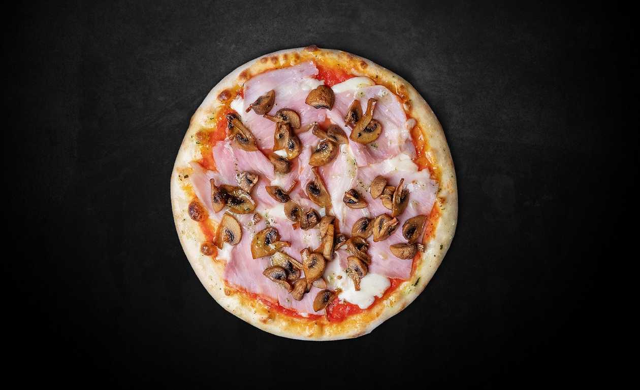 With ham and champignons