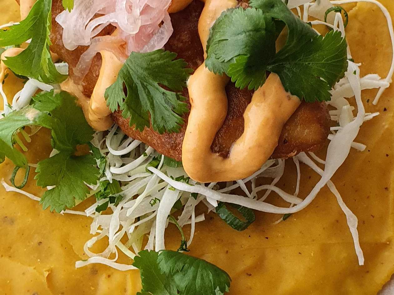 Tacos file de biban pane si sos cu ardei chipotle si ceapa caramelizata