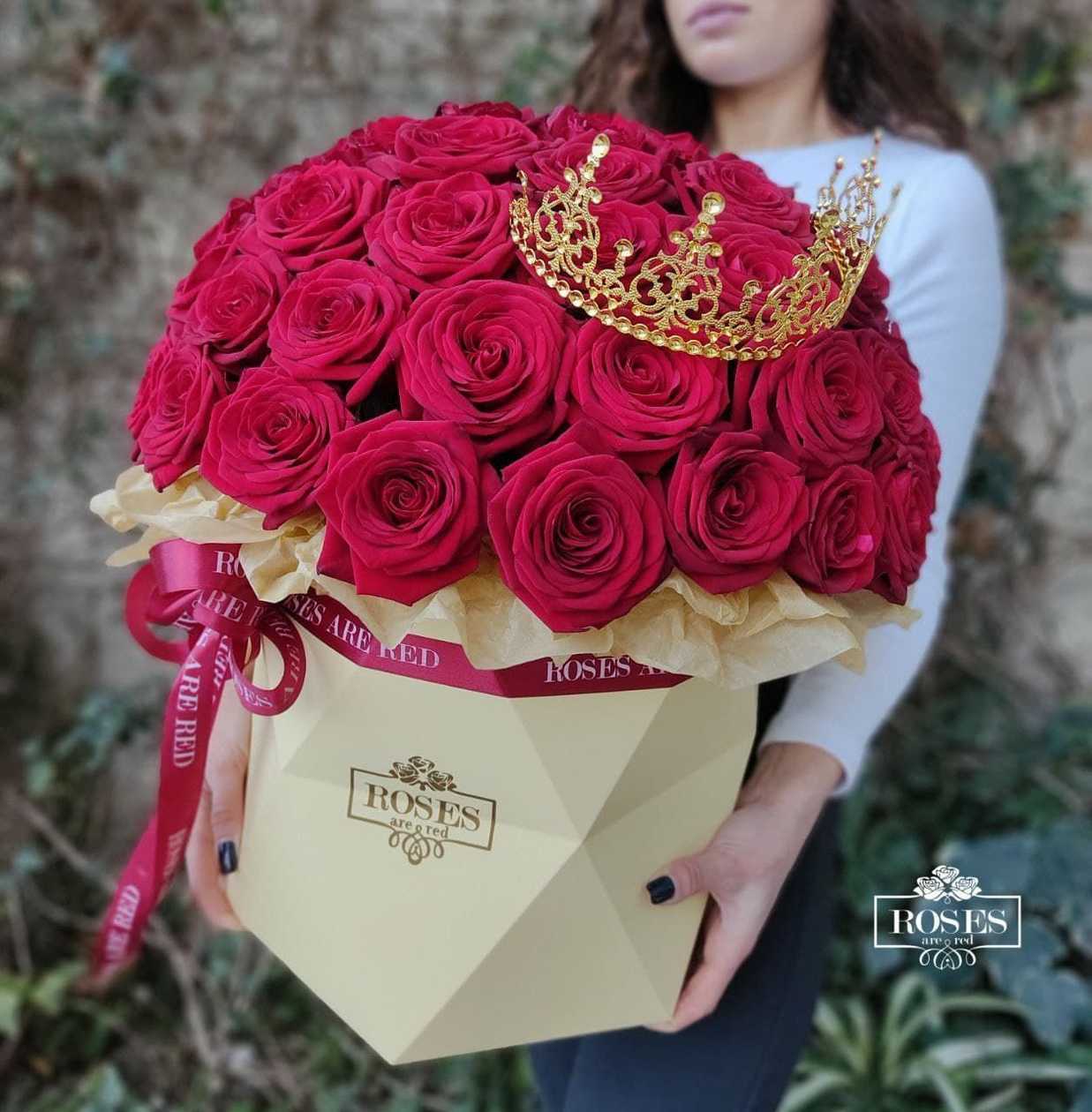 Red roses in the box N10