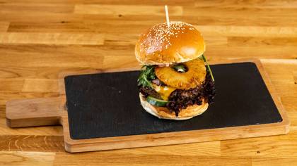 Burger s ananasem a chilli + příloha