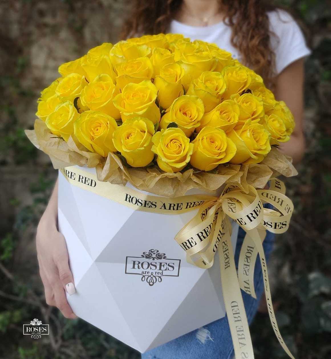 Yellow roses in a box N6