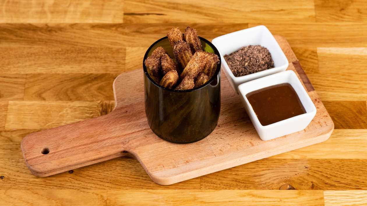 Churros obalené ve skořicovém cukru s naším karamelem a čokoládou.