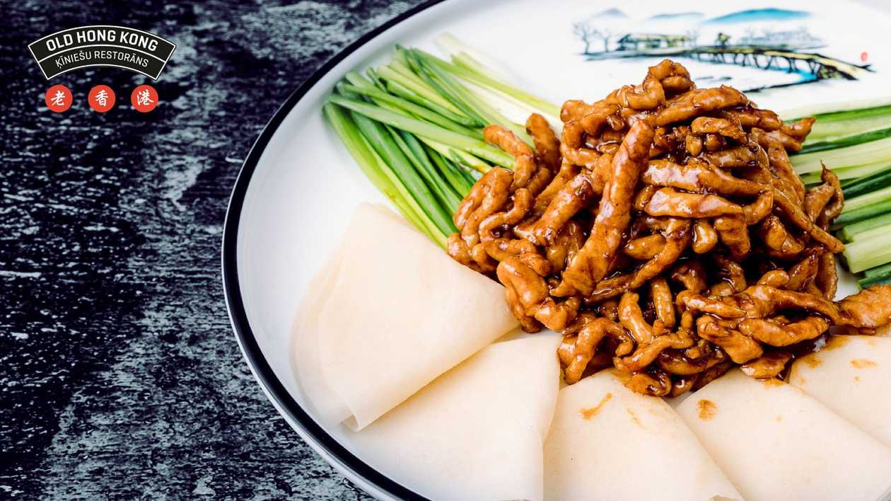Fried shredded pork tenderloin in soy bean paste with pancake