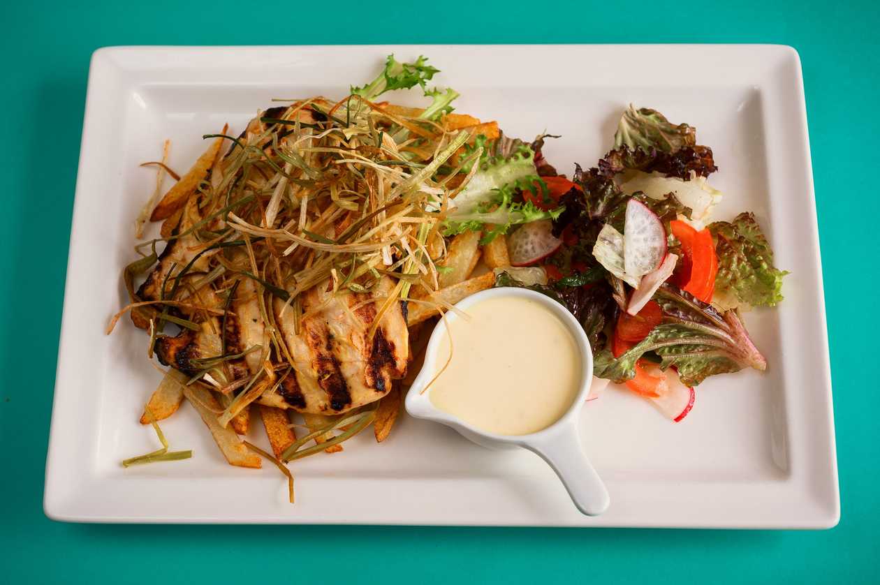 Grilled chicken fillet in mango marinade