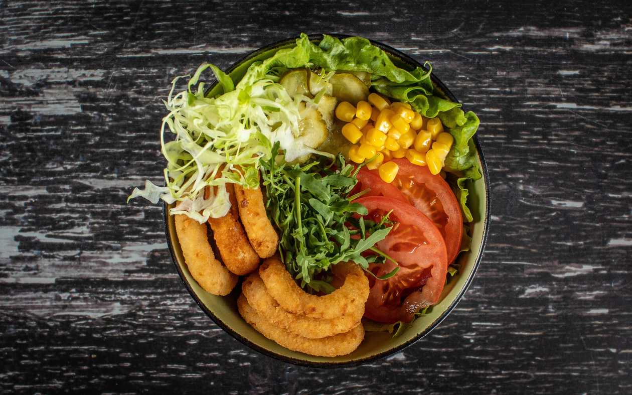 Onion rings salad