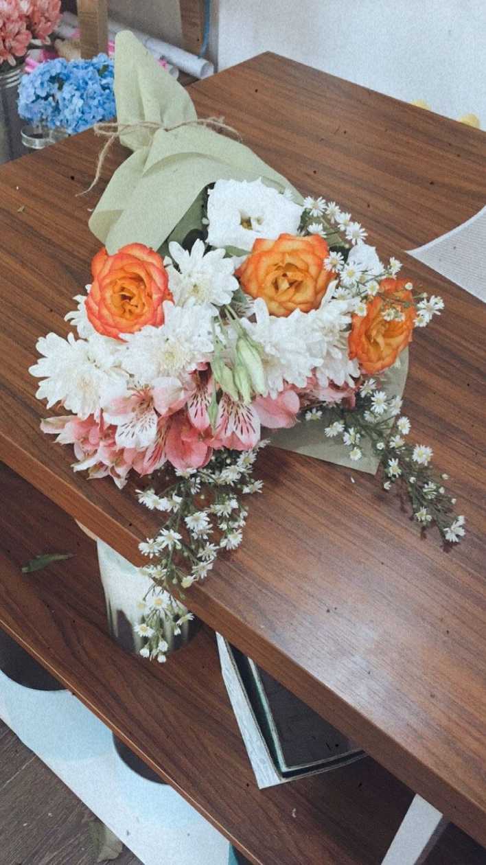 Rose, Cryshantema, Eustoma, Chamomile, Alstromera