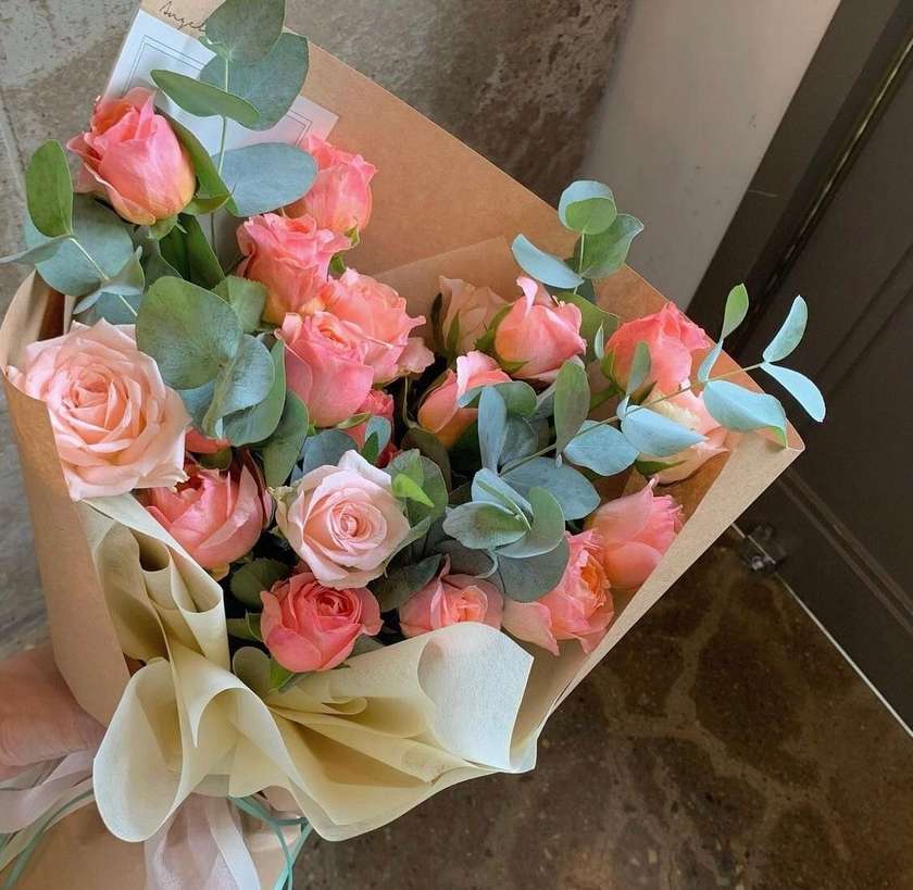 20Pcs Roses. Eucalyptus