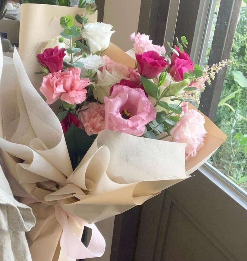 Eustoma, Dianthus, Rose, Eucalyptus