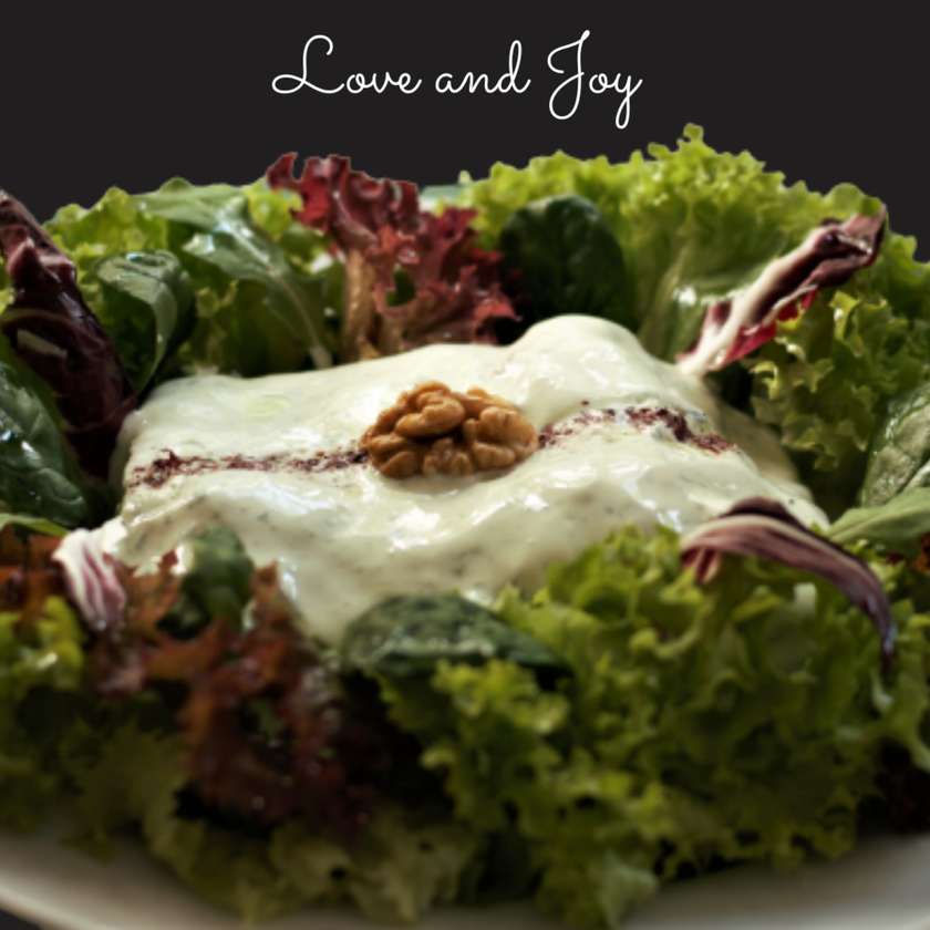 Lasagna cu Urzici, Brânzeturi & Nuci Sos de Iaurt Grecesc cu Leurdă, Mentă, Busuioc și Salată Verde