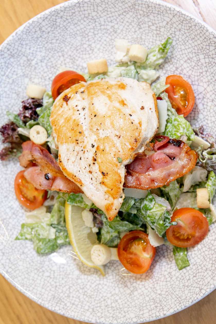 Caesari salat grillitud kanafilee ja krõbeda peekoniga