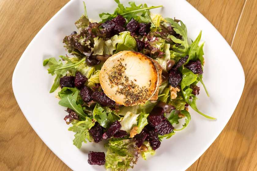 Grillitud kitsejuustu salat röstitud peediga
