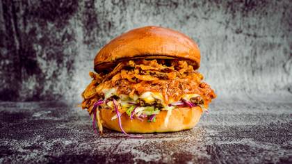 Plēstās cūkgaļas un liellopa burgerss