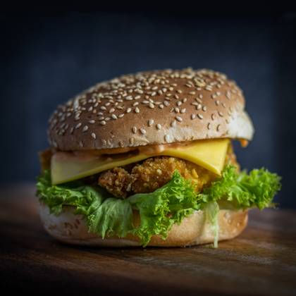 Burger with crispy chicken and cheese (spicy)
