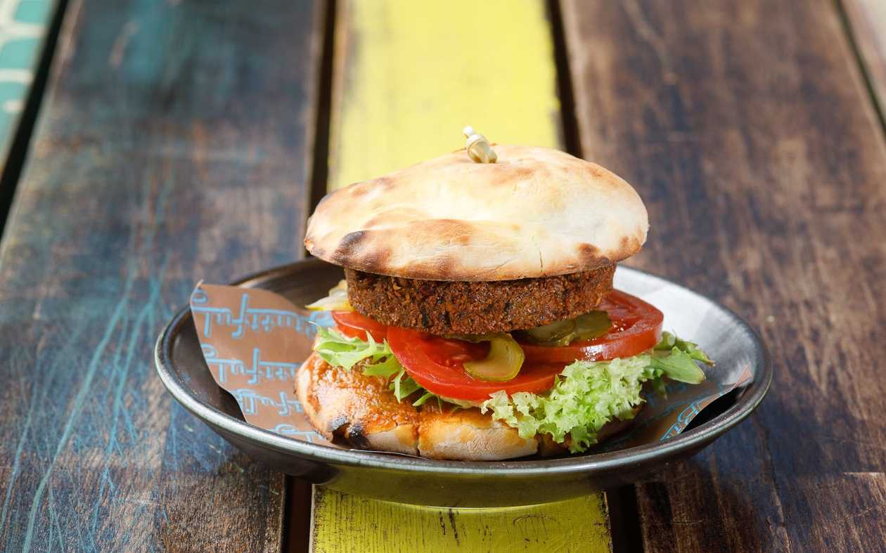 Vegetarian Burger: when Falafel meets Naan