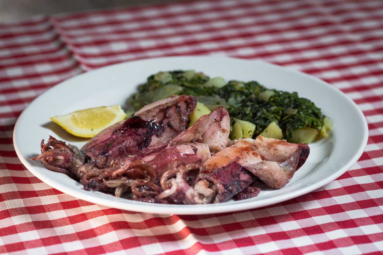 Grilled squid with vegetables