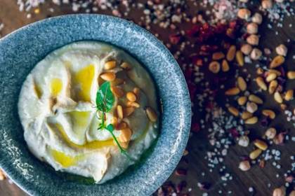 Traditional creamy hommos