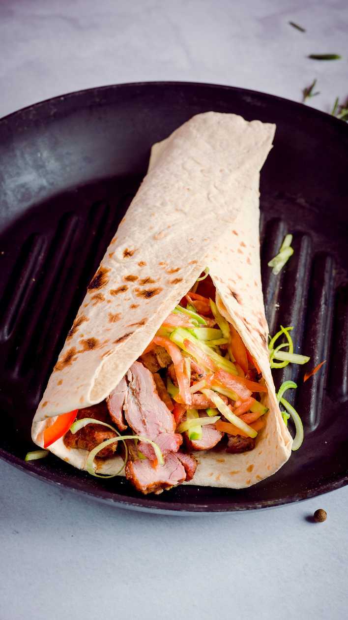 Cūkgaļas kebabs lavašā