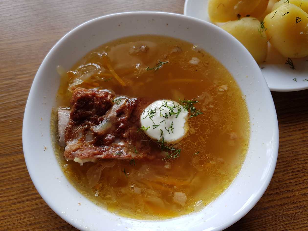 Raugintų kopūstų sriuba su rūkytais šonkauliais.