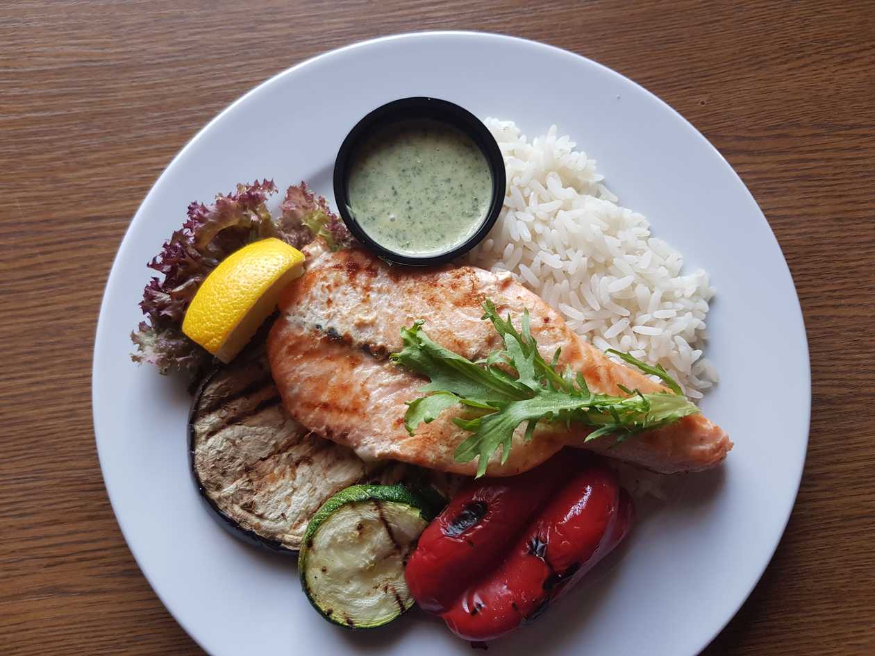 Lašiša su grill daržovėmis