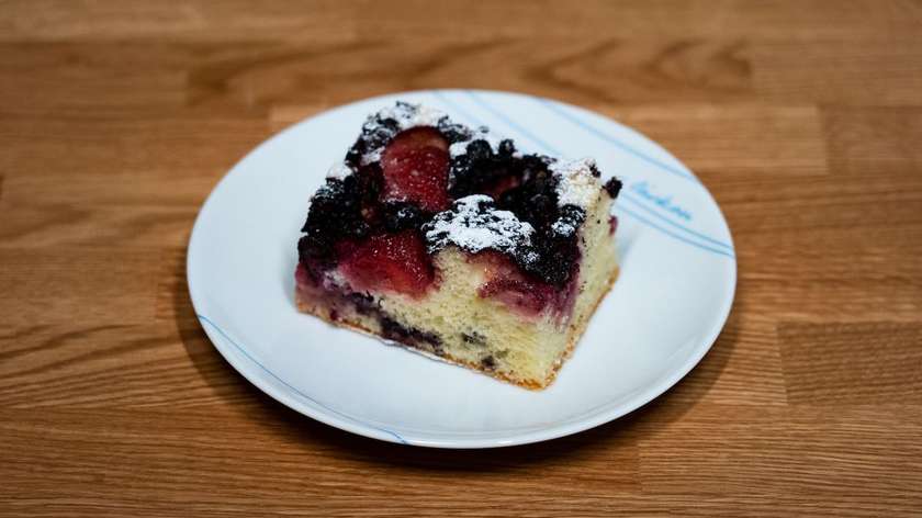 Sponge cake with fruit