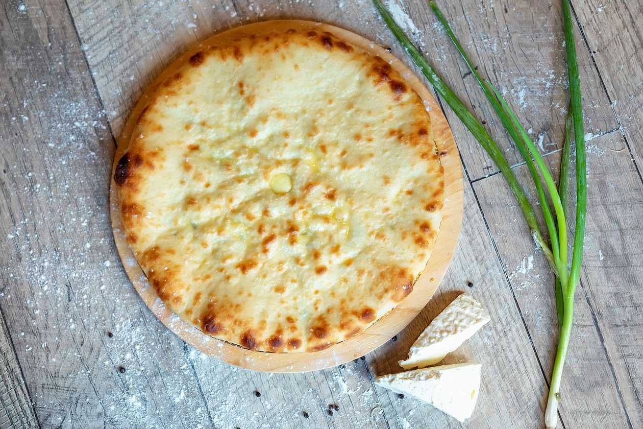 Пирог с Осетинским сыром и зелёным луком