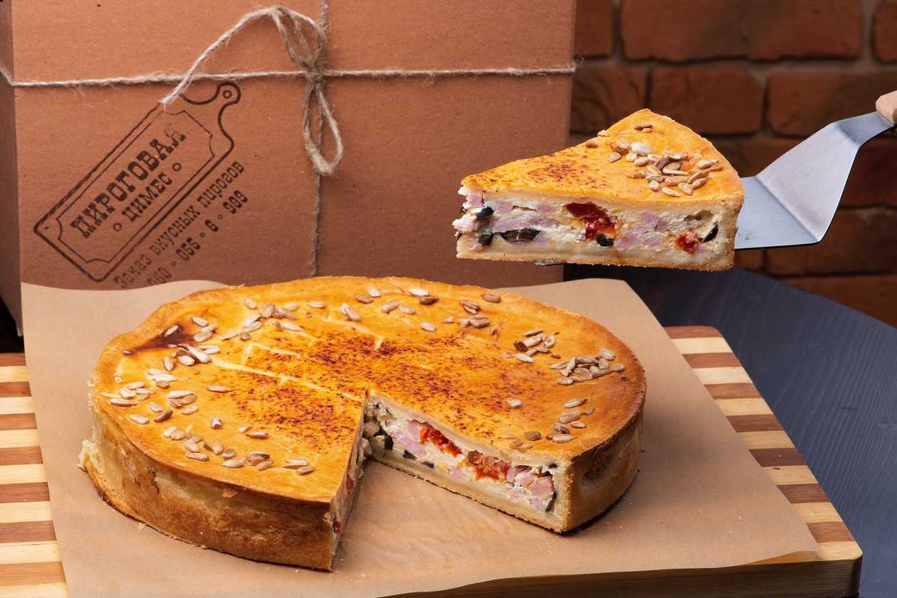 Лорен з копченою індичкою, томатами, маслинами та крем-сиром