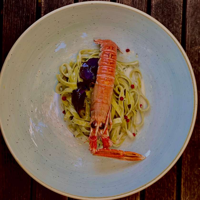 Green noodles with shrimp