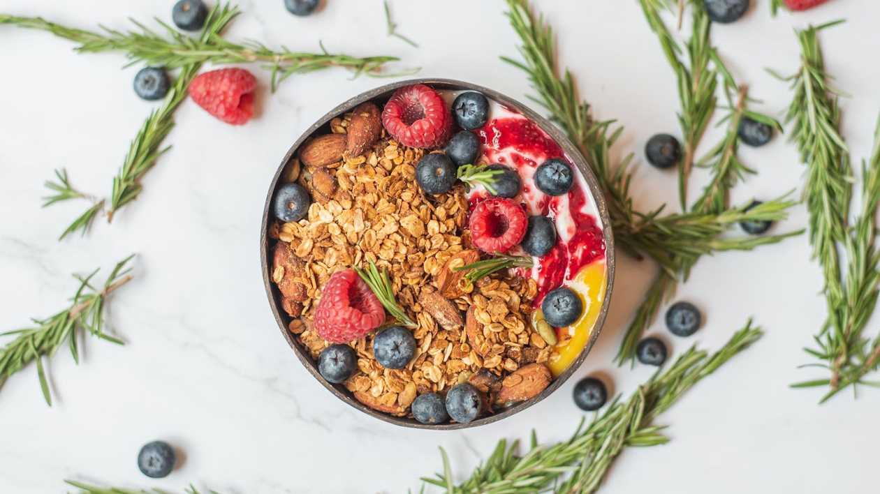Naminė granola su jogurtu
