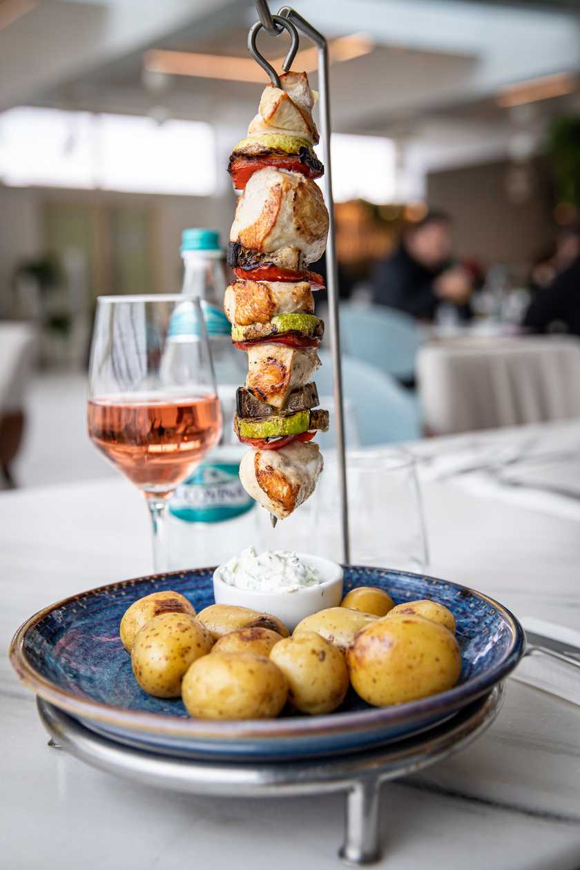 Frigarui de pui cu cartofi si rozmarin