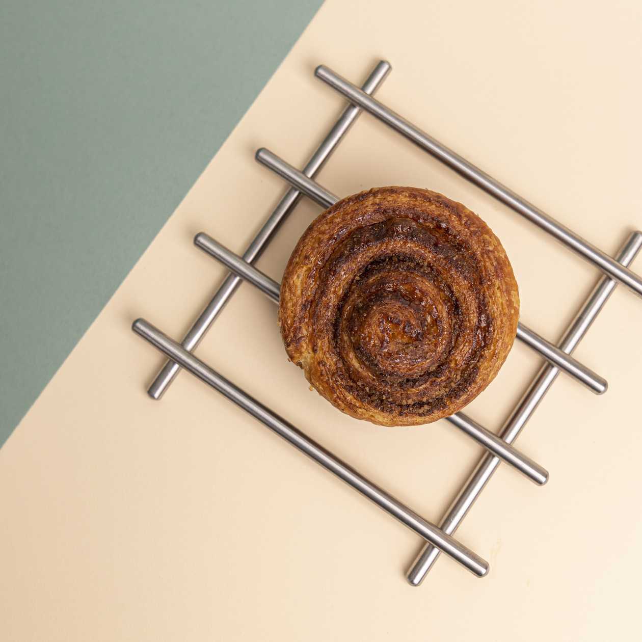 Cinnamon bun with mascarpone cream