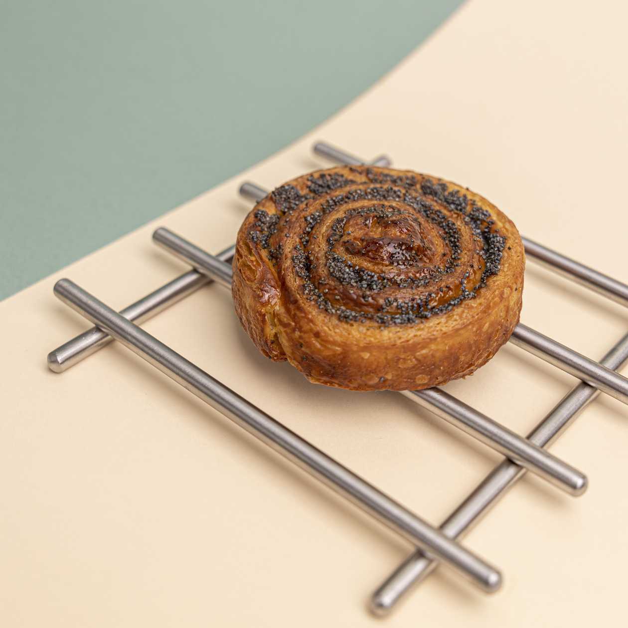 Poppy seed bun with boiled cream