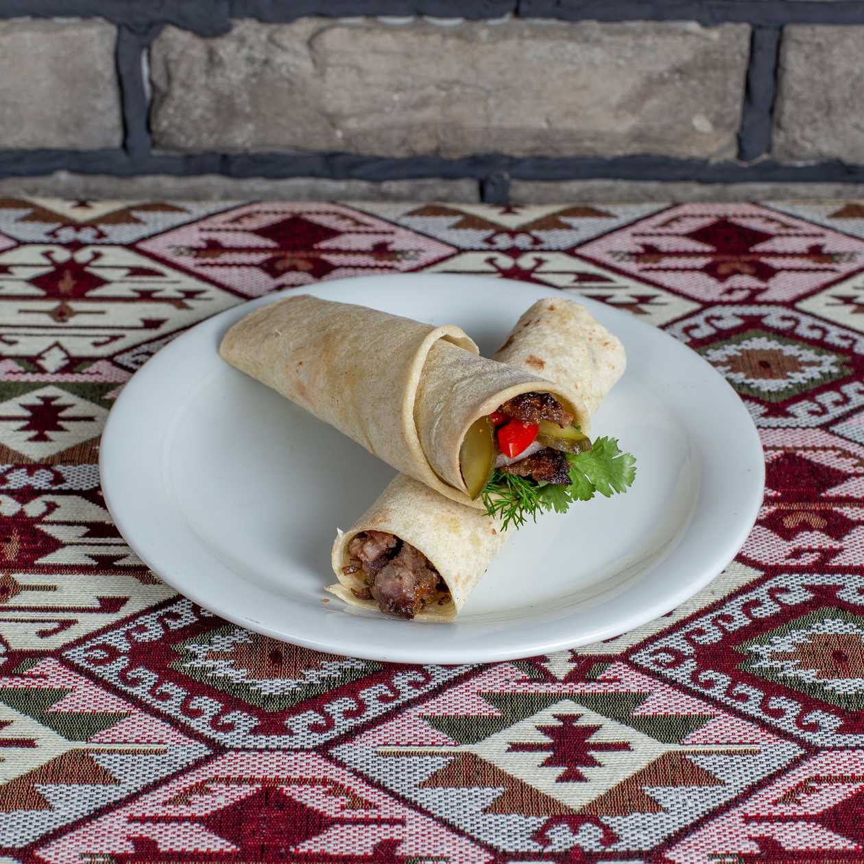 Ət dönəri lavaşda