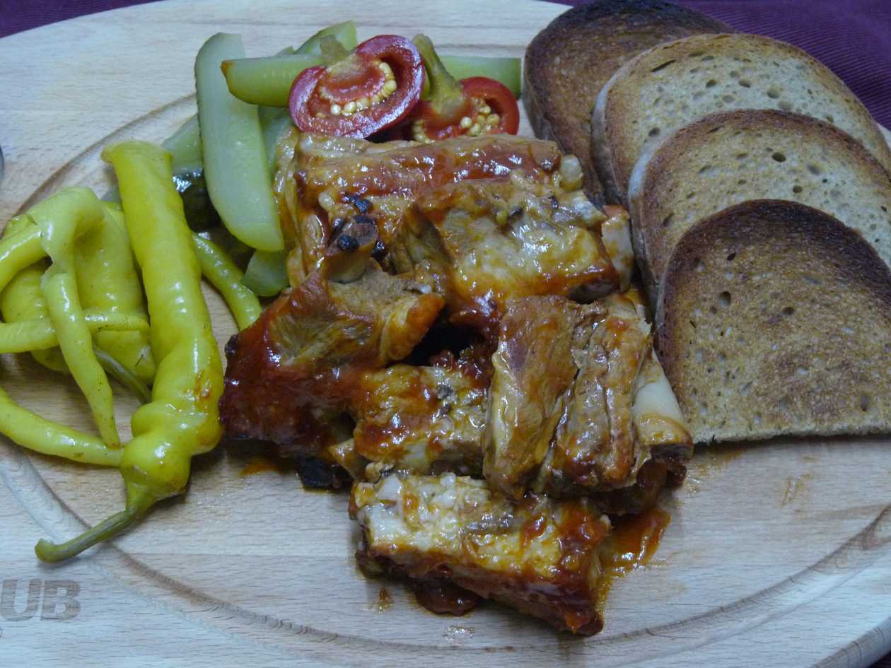 Roasted chicken wings marinated in honey and ginger served with spicy sauce