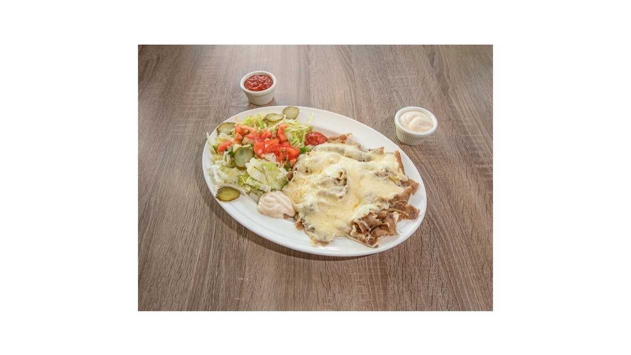 Kebab na talerzu z serem