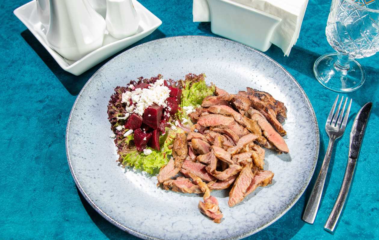 Pastrama de oaie cu salata de sfecla si telemea de oaie