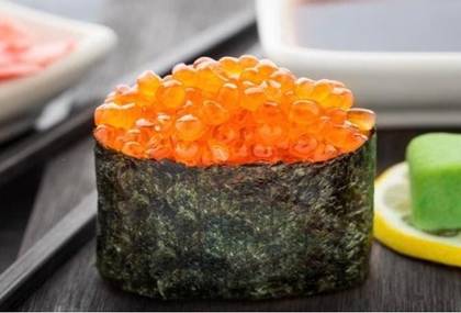 Gunkan salmon caviar
