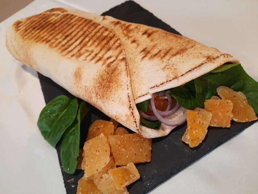 Small kebab with spicy mango and spinach