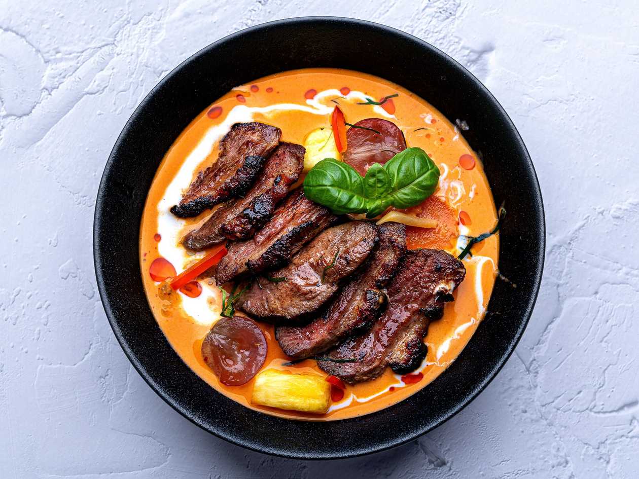 Kaeng Pled Ped Yang (Raudonasis karis su kepta anties krūtinėle) (šiek tiek aštrus) แกงเผ็ด​เป็ดย่าง​