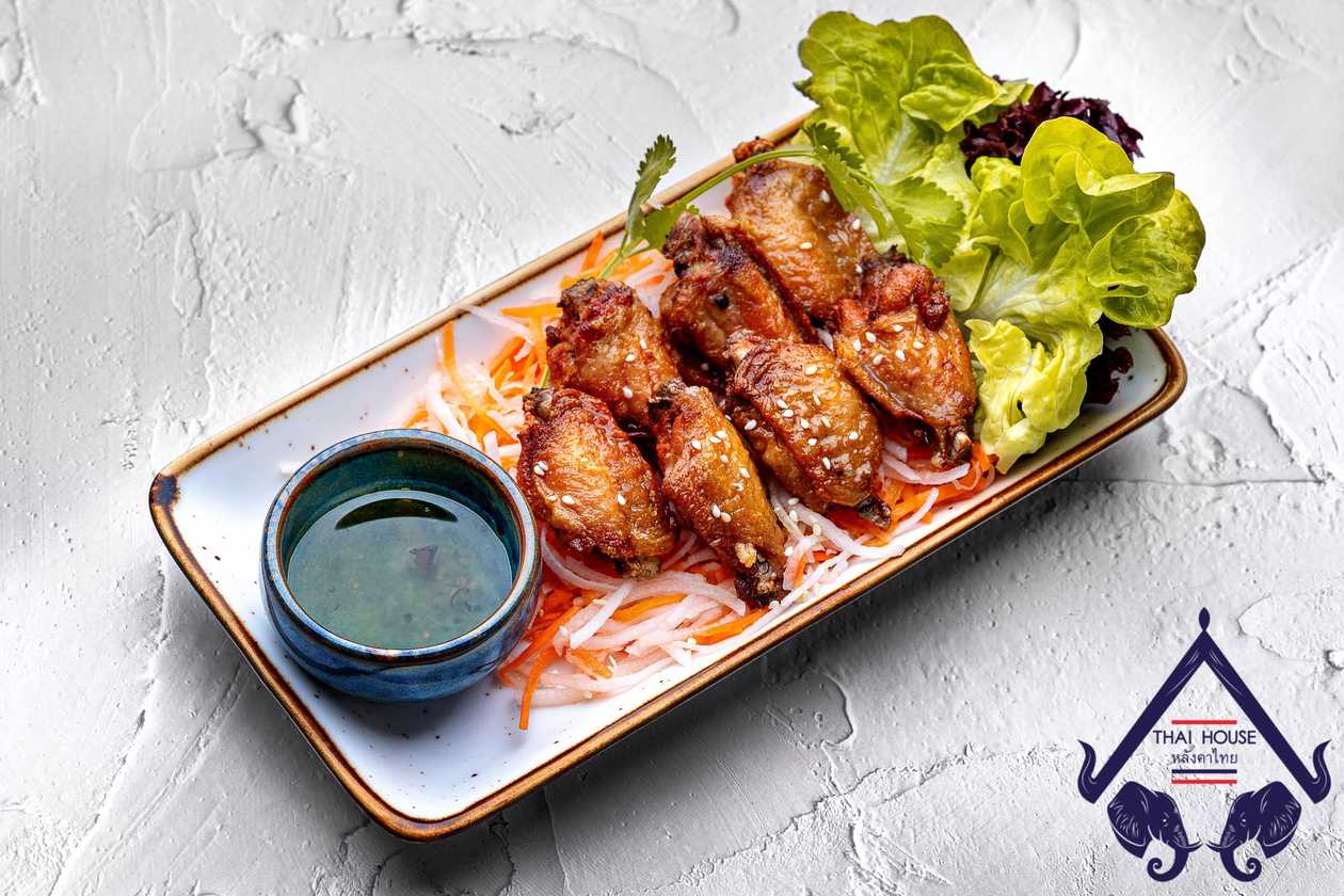 Vištienos sparneliai su slyvų padažu „ปีกไก่ทอดน้ำปลา“