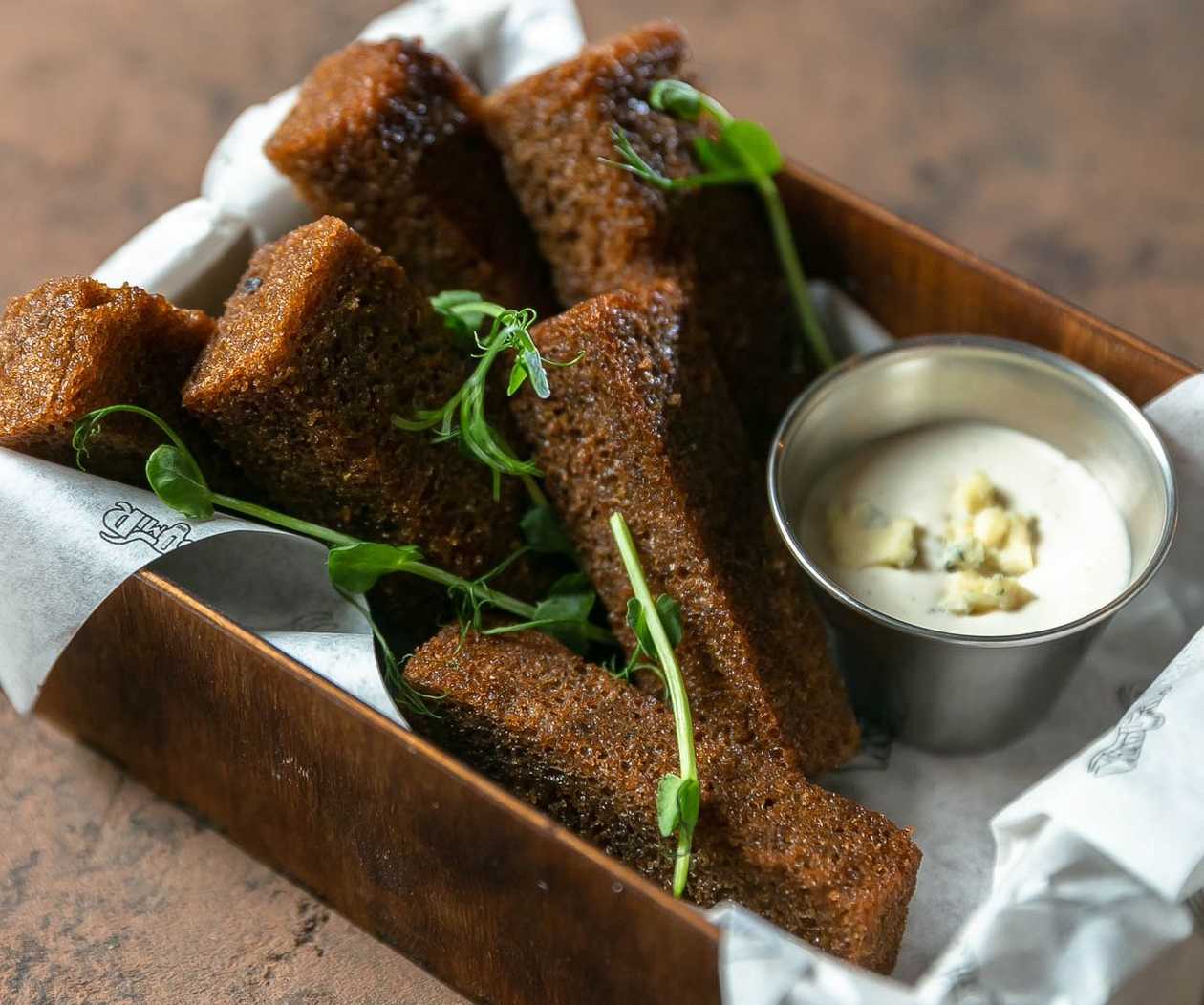 Грінки часникові з соусом blue cheese