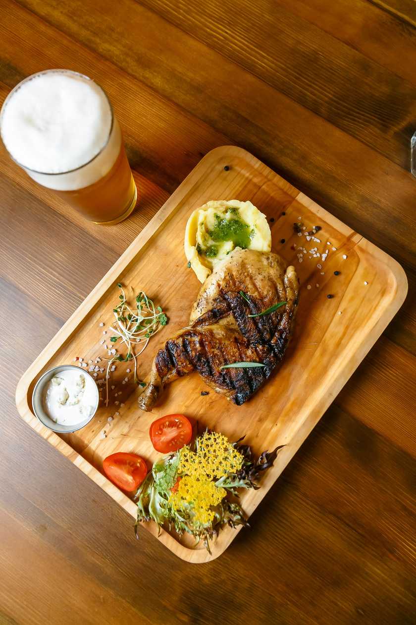 Половинка курчати, пюре з песто, соус blue cheese