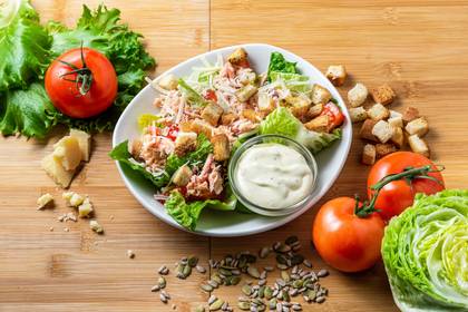 Caesari salat suitsulõhega